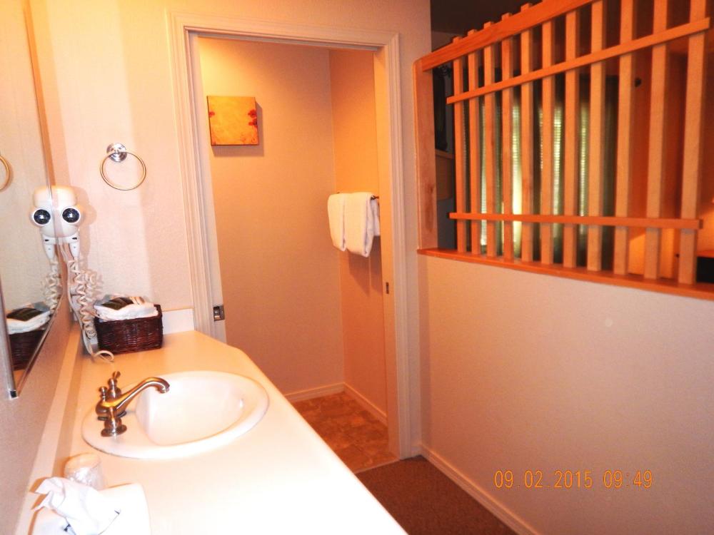 Premium One-Bedroom Chalet with Lake View interior